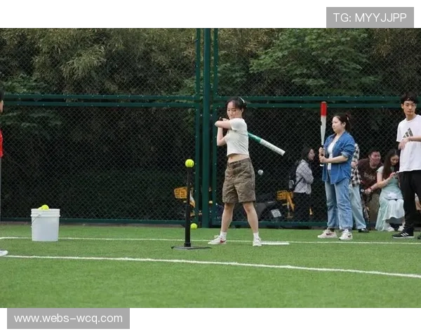 垒球趣味互动进社区 居民体验投球击球感受运动乐趣