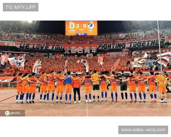 利物浦客场球迷高唱队歌，逆境中支持球队