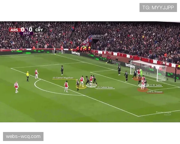 特写：角球防守中，人盯人与区域防守的瞬间抉择