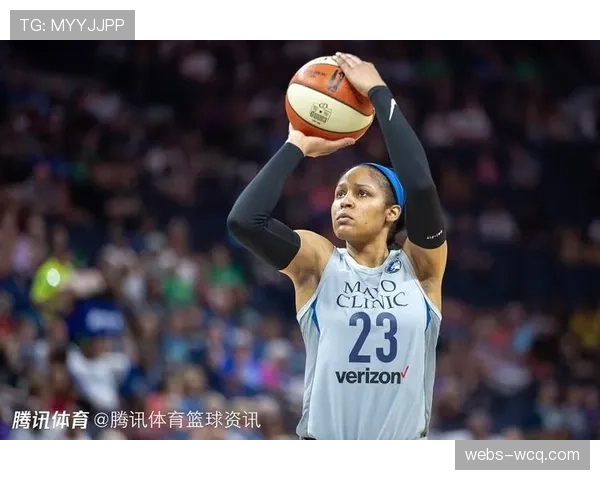 现场特写:山猫队主场为传奇球星玛雅·摩尔举行4号球衣退役仪式 现场特写:山猫队主场为传奇球星玛雅·摩尔举行4号球衣退役仪式